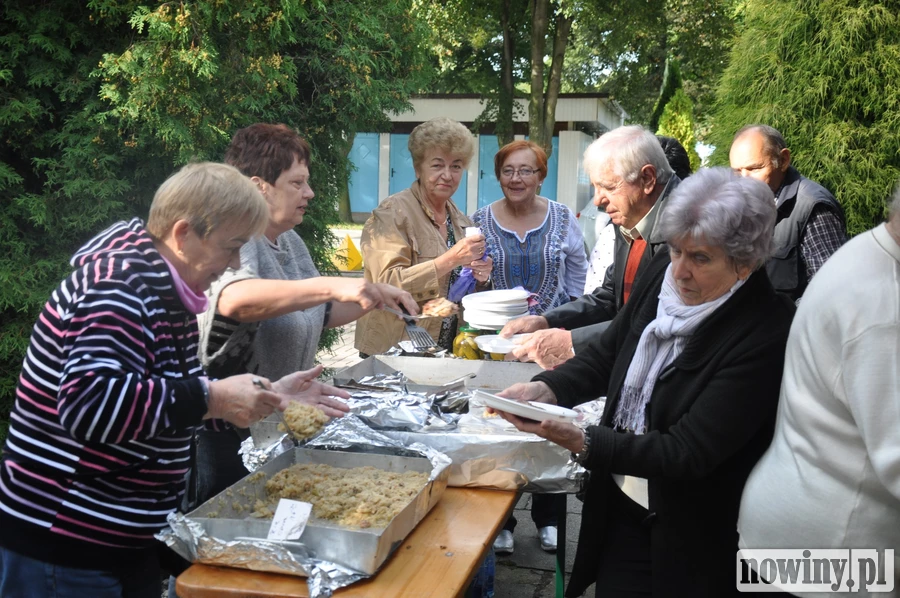 Piknik seniorów w lesie Obora