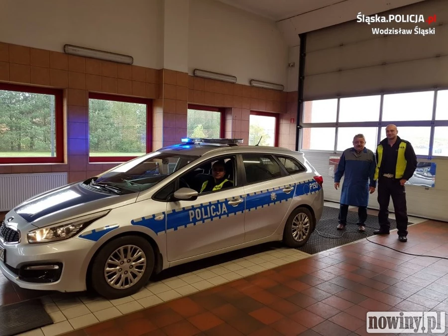 Policja na stacji kontroli pojazdów