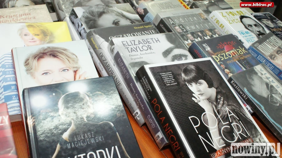 Napisz, czego brakuje w zbiorach biblioteki
