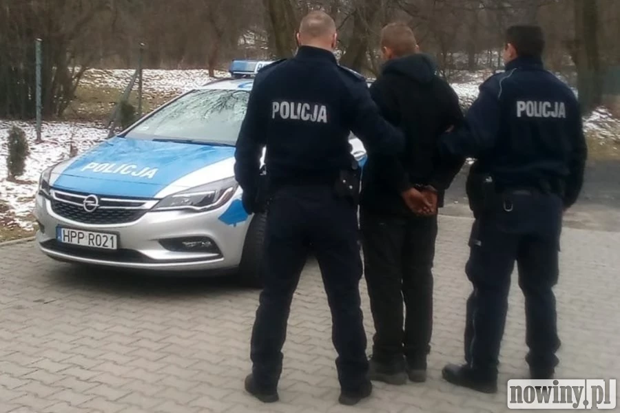 Bez powodu pobili mężczyznę i uciekli. Policja wytropiła dwóch sprawców, trzeci...