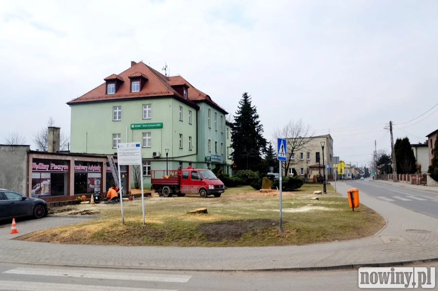 Najpierw wycięli drzewa, teraz rozbudują pawilon handlowy