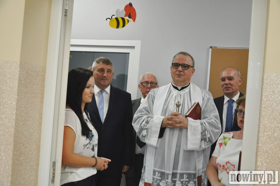 Farorz poświęcił nie tylko wóz strażacki. Chwilę później święcił przedszkole