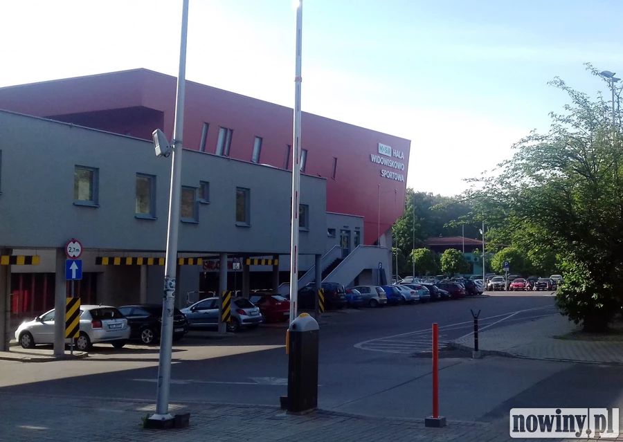 Przed basenem w Boguszowicach zamontowano szlabany