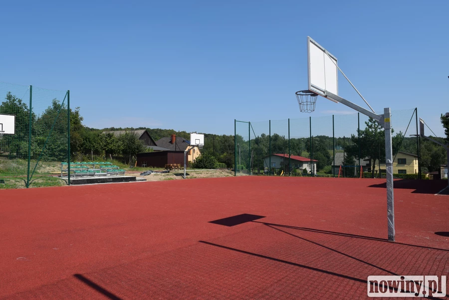 Boisko klei się do… butów
