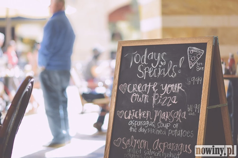 Zaplanuj efektowne wejście do swojej restauracji, wykorzystując możliwości reklam przestrzennych