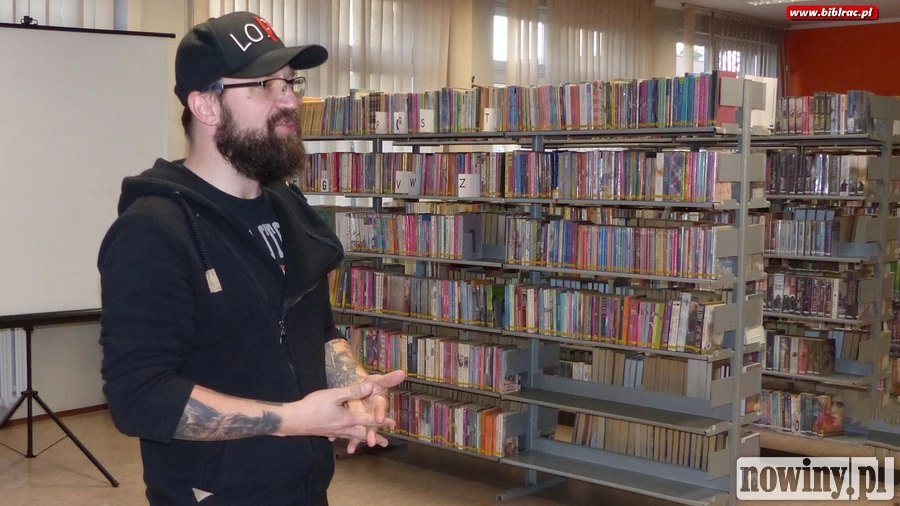 "Obserwuję, rozmawiam, piję i biję się". Jakub Ćwiek w raciborskiej bibliotece