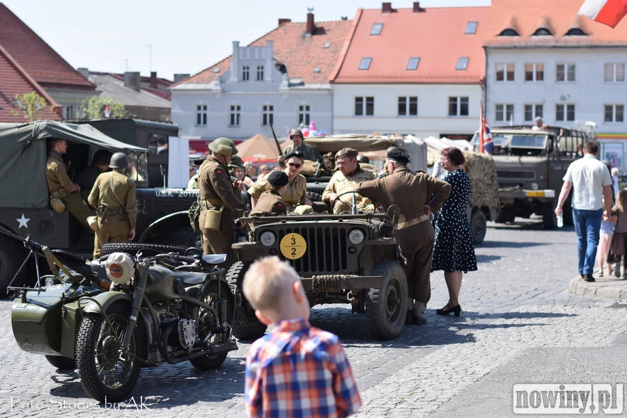 Przejazd wozu pancernego i rekonstrukcja historyczna. Majówka w Wodzisławiu