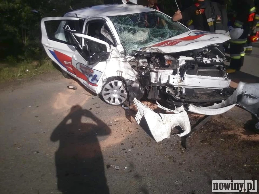 Samochód uderzył w drzewo. Trzy osoby ranne. Jedną zabrał śmigłowiec LPR