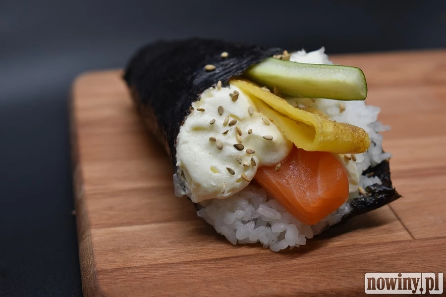 Szybkie jedzenie może być nie tylko smaczne, ale też zdrowe. Japońskie sushi w wersji street food podbija polskie miasta