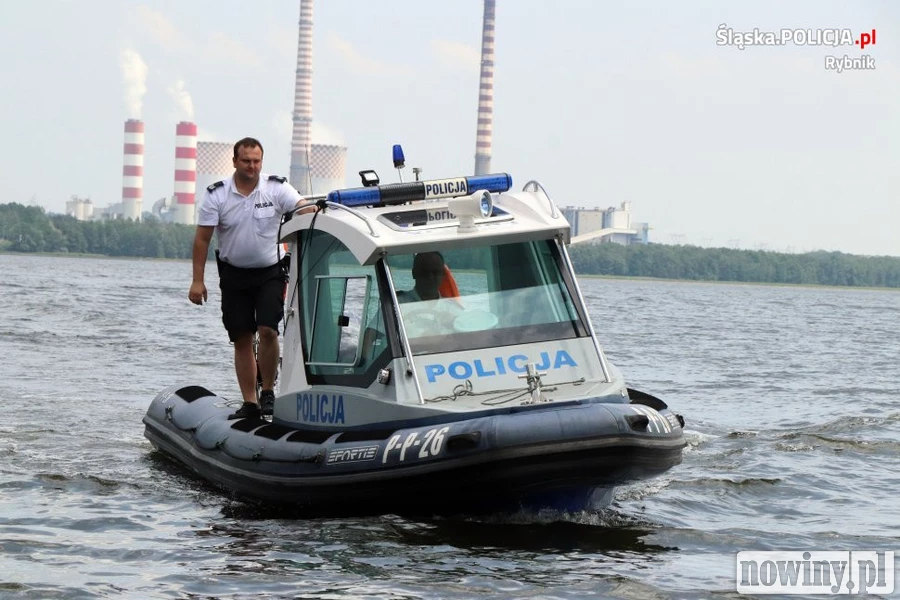 Policjanci uratowali wyczerpanego windsurfera