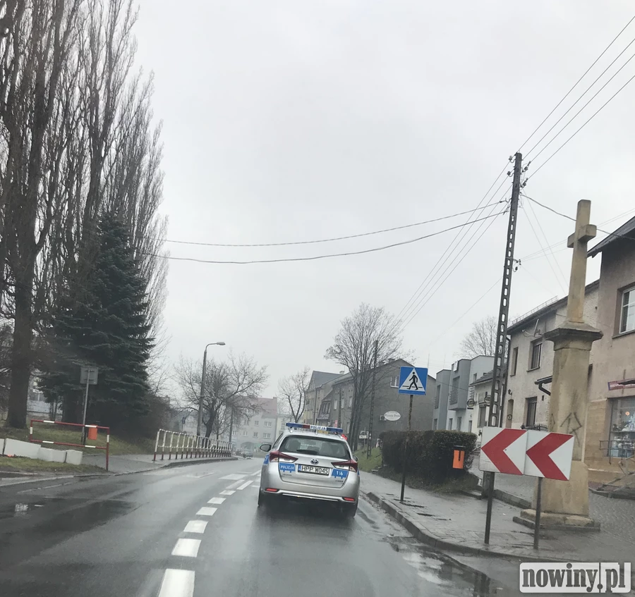 Czy policjanci mieli użyć świateł mijania zamiast do jazdy dziennej?