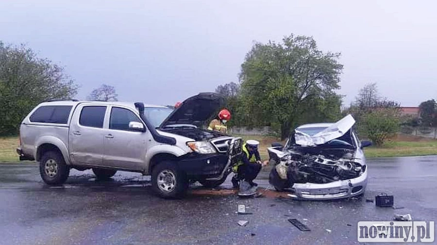 Czołowe zderzenie w Rudach. 26-latka w ciąży trafiła do szpitala