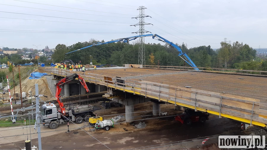 Na Żorskiej już się leje beton. Wiadukt rośnie w oczach