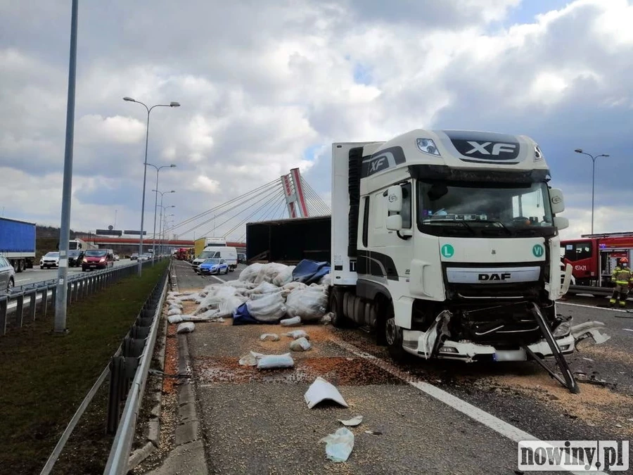 Wypadek na A4, węzeł Sośnica. Zderzenie trzech tirów