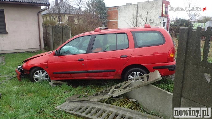Samochód wypadł z drogi i wpadł na posesję