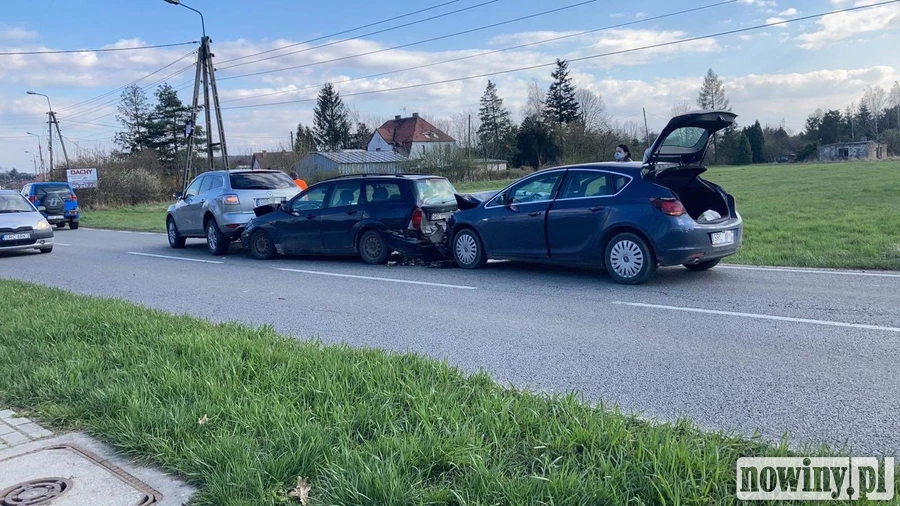Tak się kończy jazda na zderzaku. W Raciborzu-Markowicach zderzyły się trzy samochody