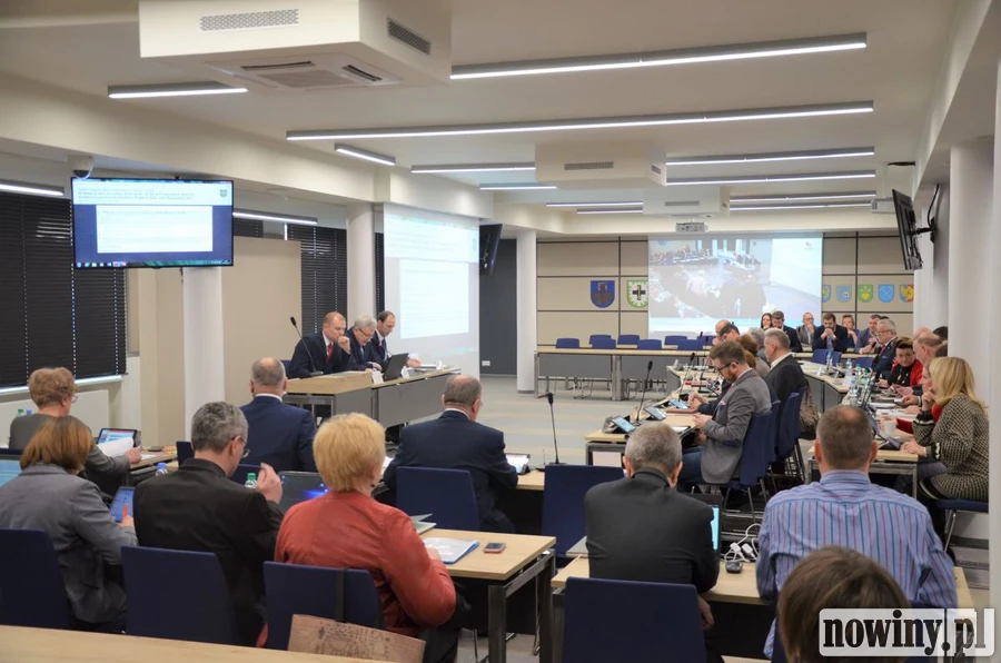 Radni za obowiązki „społeczne” zarabiają więcej niż urzędnicy za pracę. To patologia