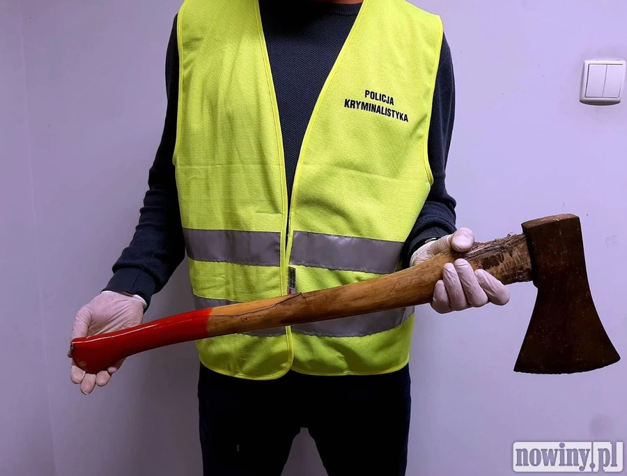 Rzucił się na policjantów z siekierą