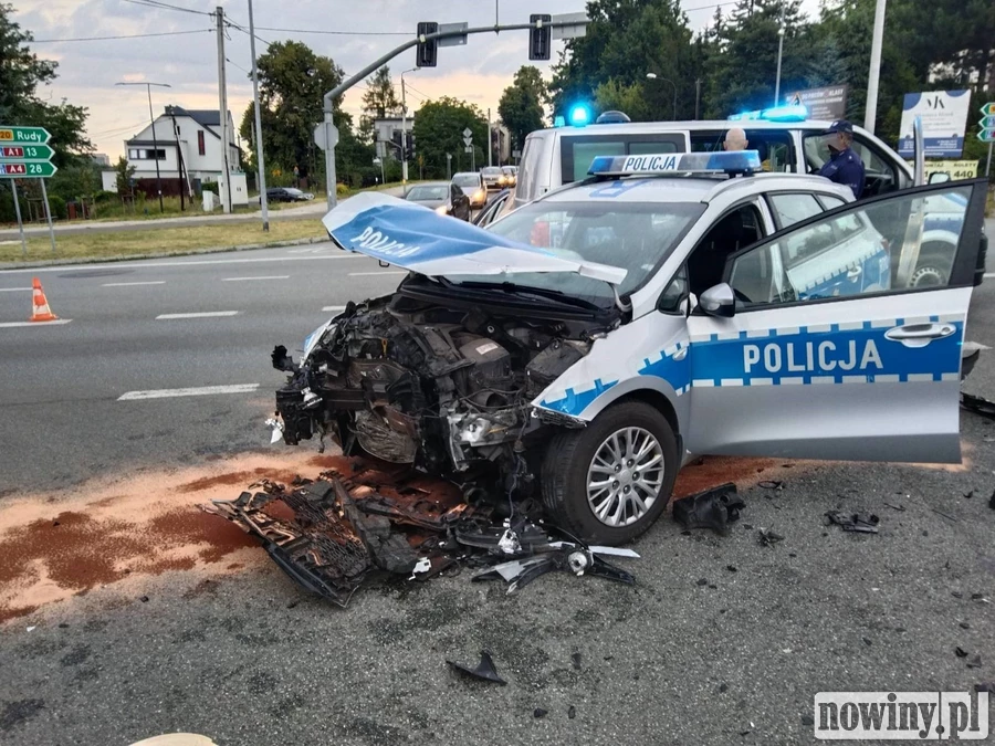 Radiowóz na sygnale zderzył się z osobówką. Mandatem ukarano policjanta