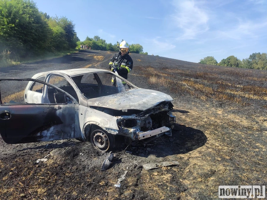 Przejażdżka po ściernisku zakończyła się pożarem pola i samochodu. Sprawą zajmuje się policja