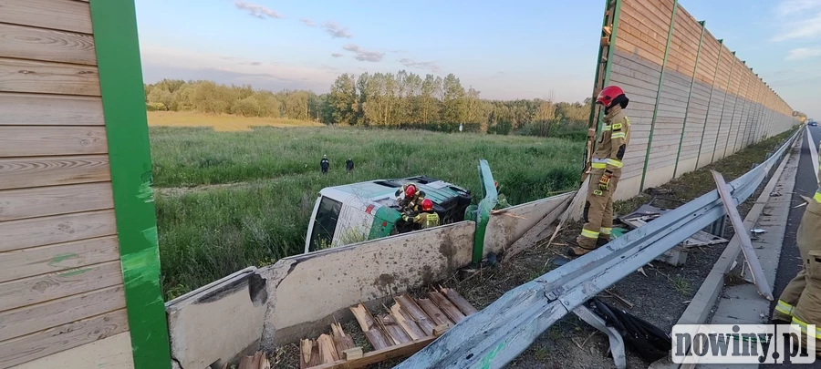 Wypadek na obwodnicy Raciborza: autobus miejski spadł ze skarpy, kierowca trafił do szpitala