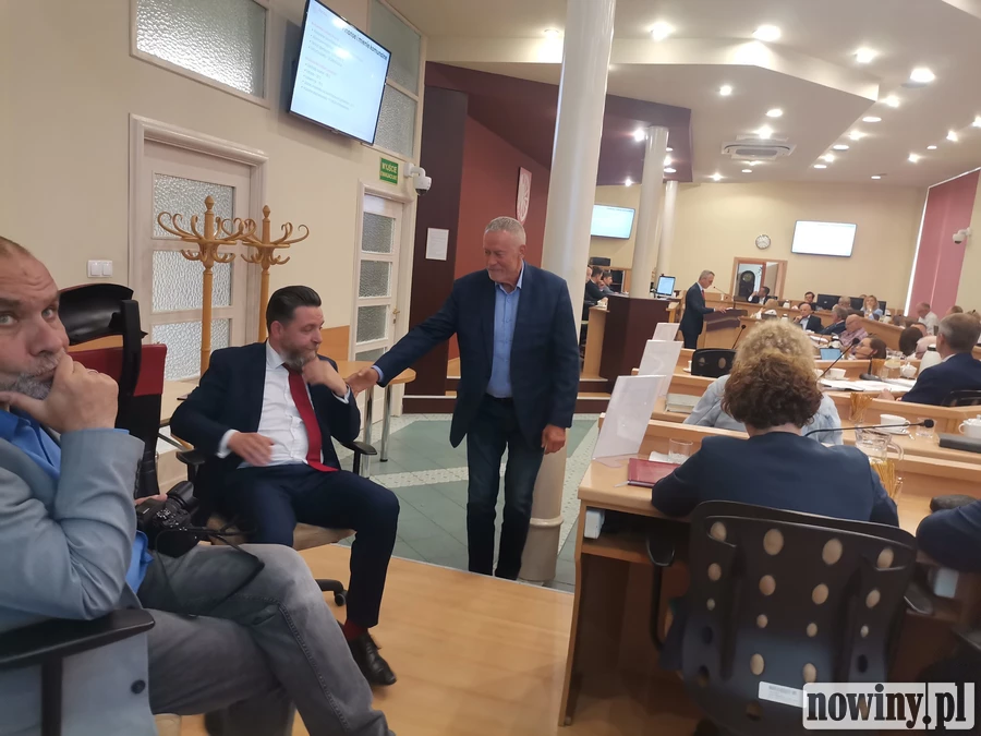 Fita i Cofała na sesji absolutoryjnej. Obaj z głośną krytyką promocji bilbordowej Polowego