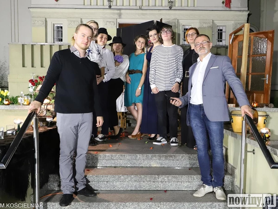 Teatr Wodzisławskiej Ulicy na bibliotecznych schodach