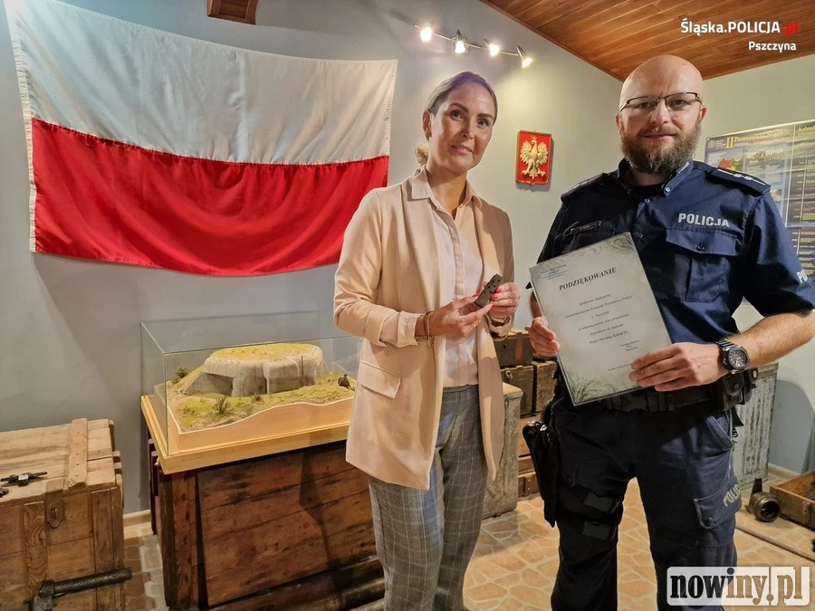 Policjanci przekazali ponad 100-letni eksponat do muzeum w Rybniku