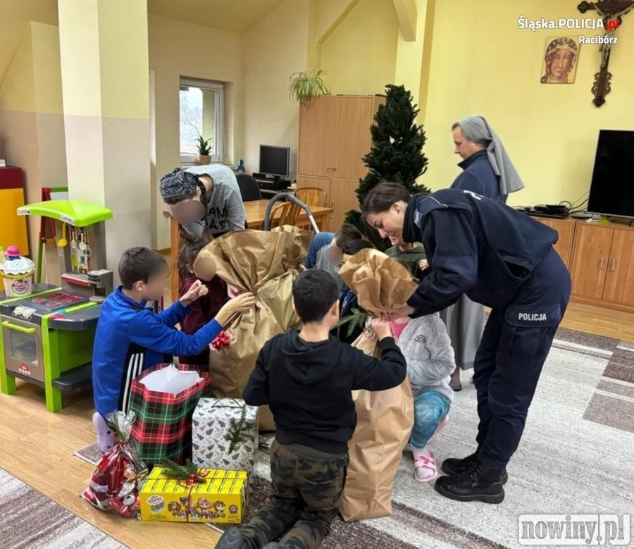 Policjanci z Raciborza przekazali słodycze wychowankom "Zielonego Zakątka"