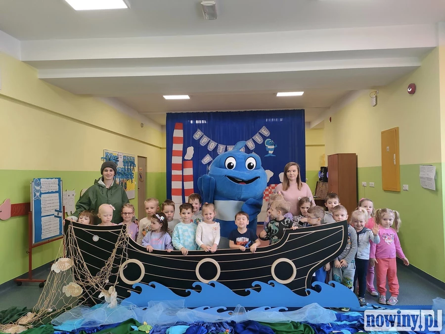 Nauczyciele z Przedszkola nr 41 w Rybniku grają przedstawienie o Rybku z Rybnika