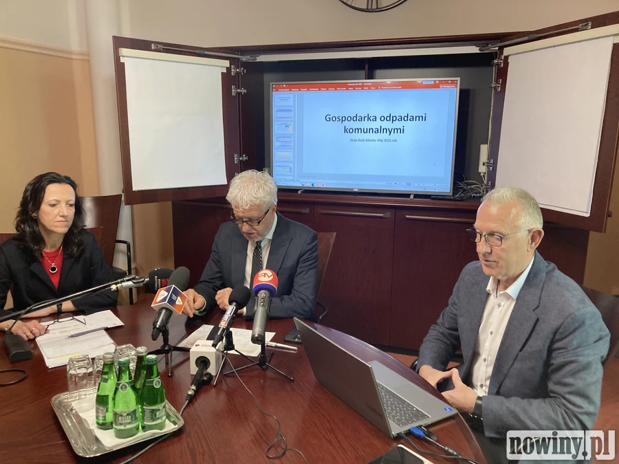 Jeśli śmieci nie podrożeją, to śmieciarka przestanie je wywozić. Wojciechowicz i Lenk tłumaczyli, dlaczego podwyżka opłaty za śmieci jest konieczna