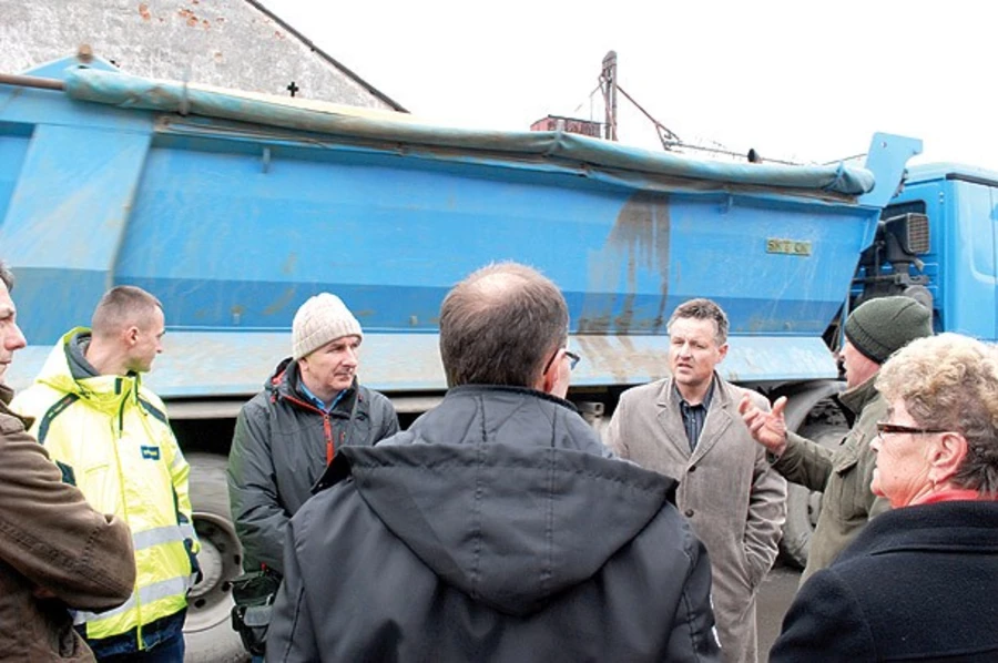 Osiedlówką co pięć minut pomykają ciężarowe wywrotki