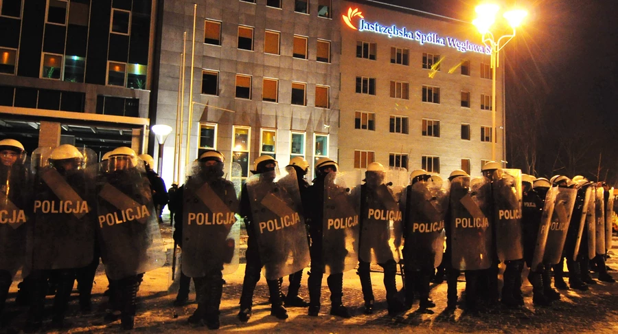 Strzały pod siedzibą JSW. Kibice starli się z policją
