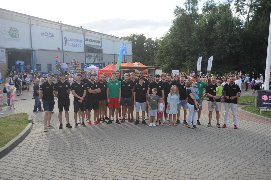 Po pikniku z hokejem czas na oficjalne prezentacje
