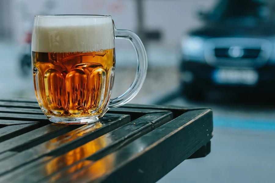 Pijany motorowerzysta wjechał do rowu i uderzył w słup