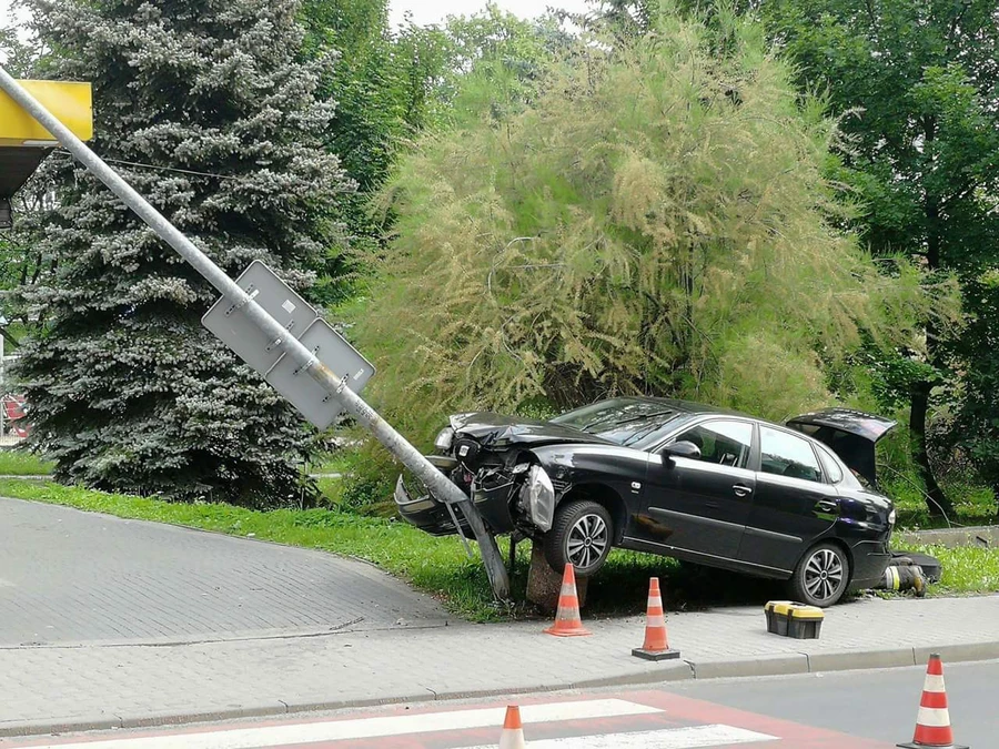 Straciła panowanie nad samochodem i skosiła latarnię