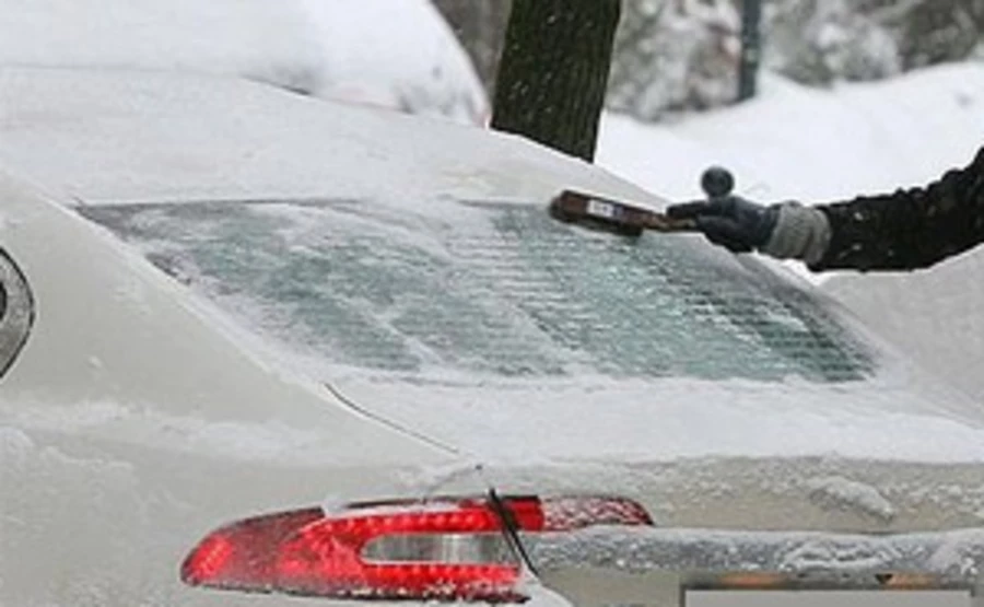 Znowu sypie, a policja apeluje o odśnieżanie aut