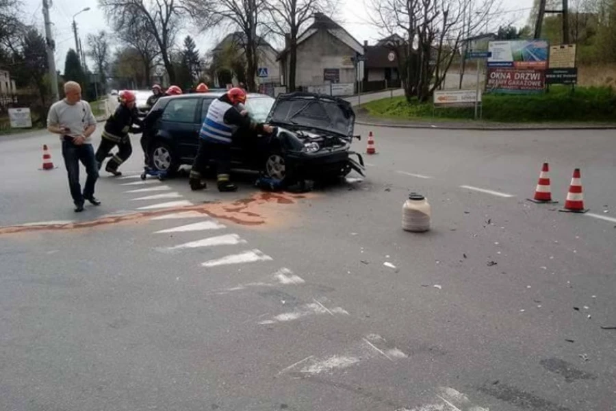 Zderzenie samochodów na ulicy Armii Krajowej
