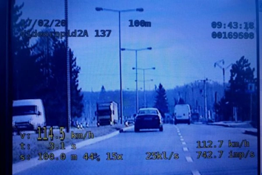 Pędził przez miasto. Dostał 16 punktów karnych