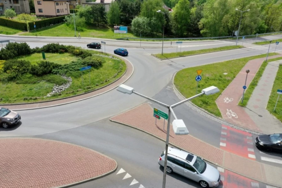 W nocy ciemno w mieście. Latarnie wyłączone