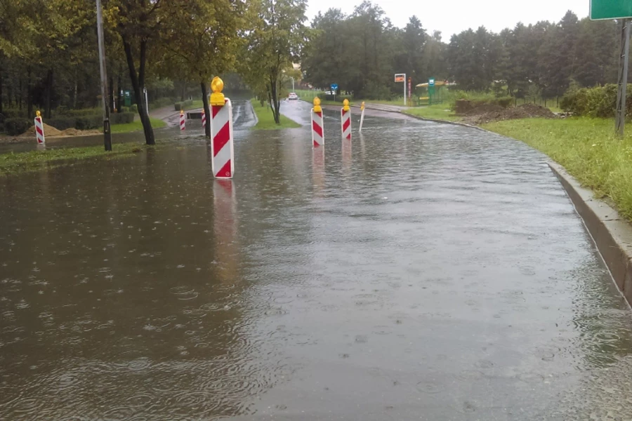 Deszcz znowu dał się we znaki. Wiele ulic zalanych