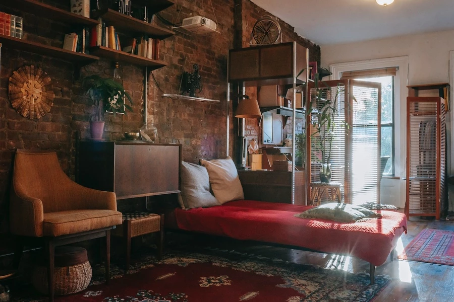 Salon w stylu loft – czym charakteryzuje się design, który bije rekordy popularności?
