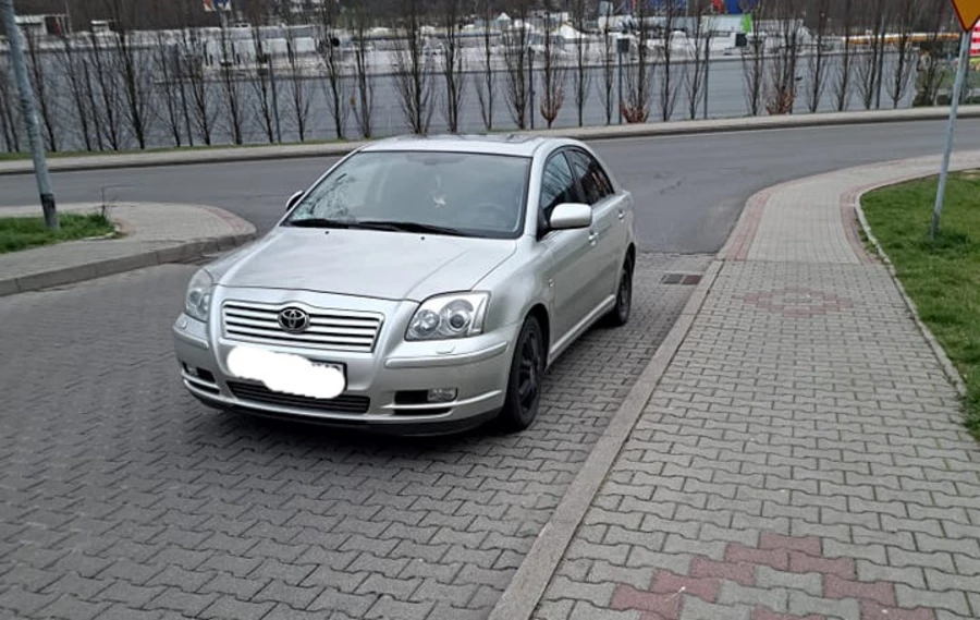 Zepsute auto blokowało wjazd na osiedle