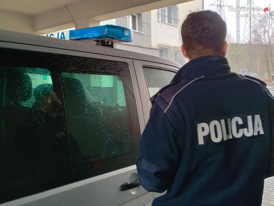 Wezwała policję z obawy przed chorym mężczyzną. Drzwi otworzył... zaskoczony mąż