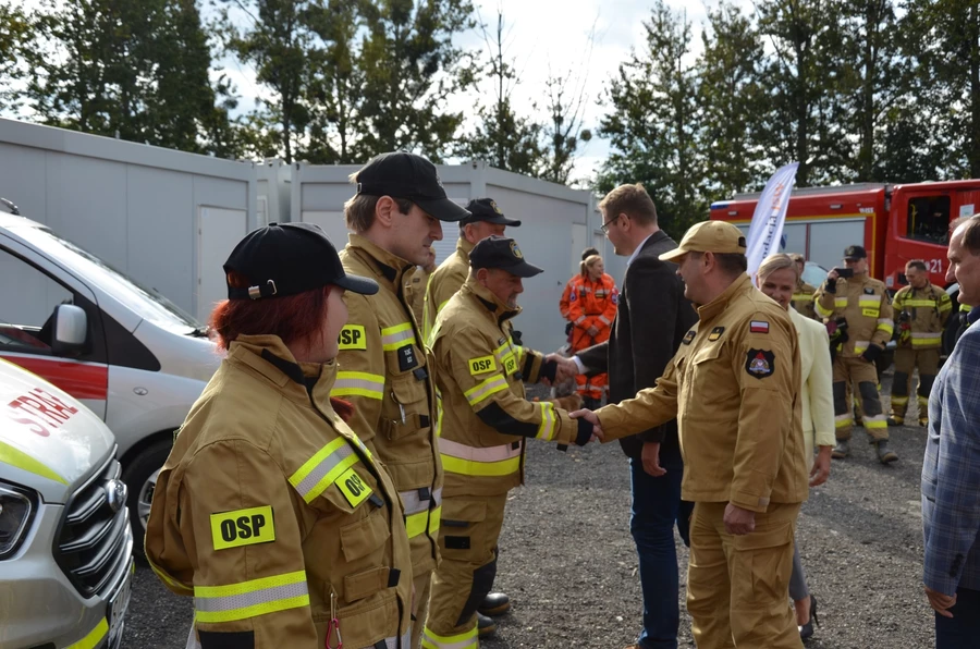 Zainaugurowali działalność poligonu i przekazali samochody do OSP Szeroka i OSP Ruptawa