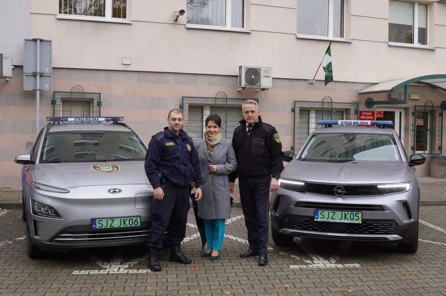 Strażnicy dostali elektryki. Mają w nich sprzęt do badania jakości powietrza