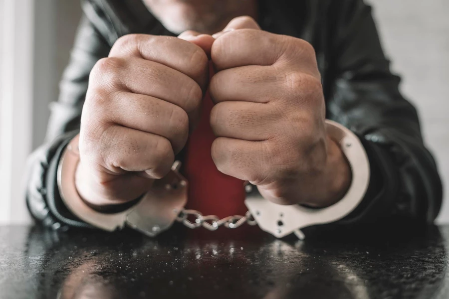 Atrakcyjna praca "kuriera" za granicą kończy się przed sądem. Policja ostrzega