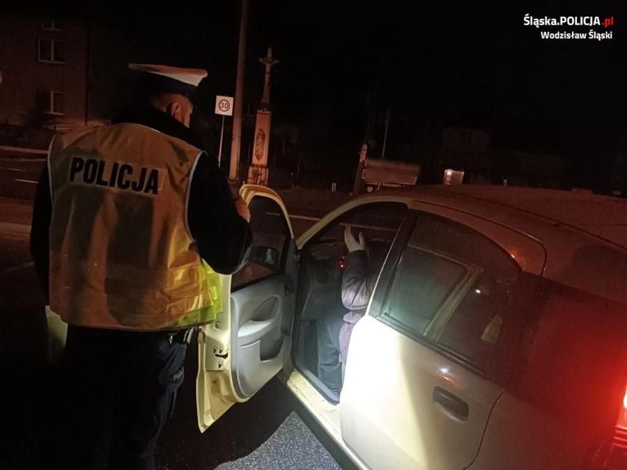Policjanci pomogli seniorce wrócić do domu. Kobieta straciła orientację z powodu mgły