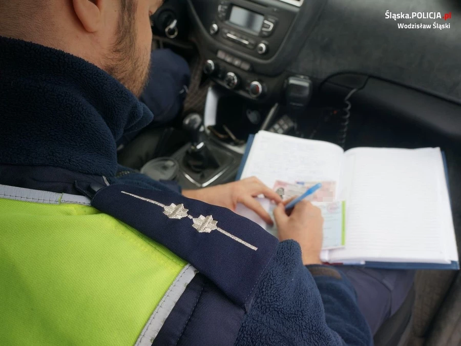 Zaproponował łapówkę policjantom jastrzębskiej drogówki. Odpowie za korupcję