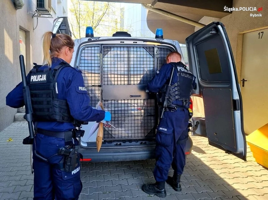 Kopiąc w drzwi, wtargnął do mieszkania. 23-latek z Jastrzębia usłyszał zarzuty